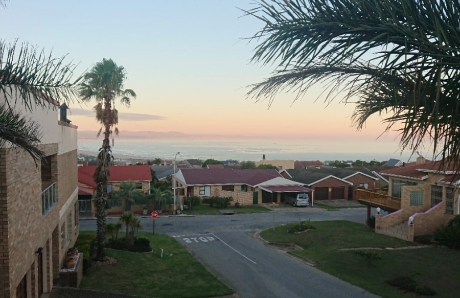 5 Bedroom Property for Sale in Wavecrest Eastern Cape